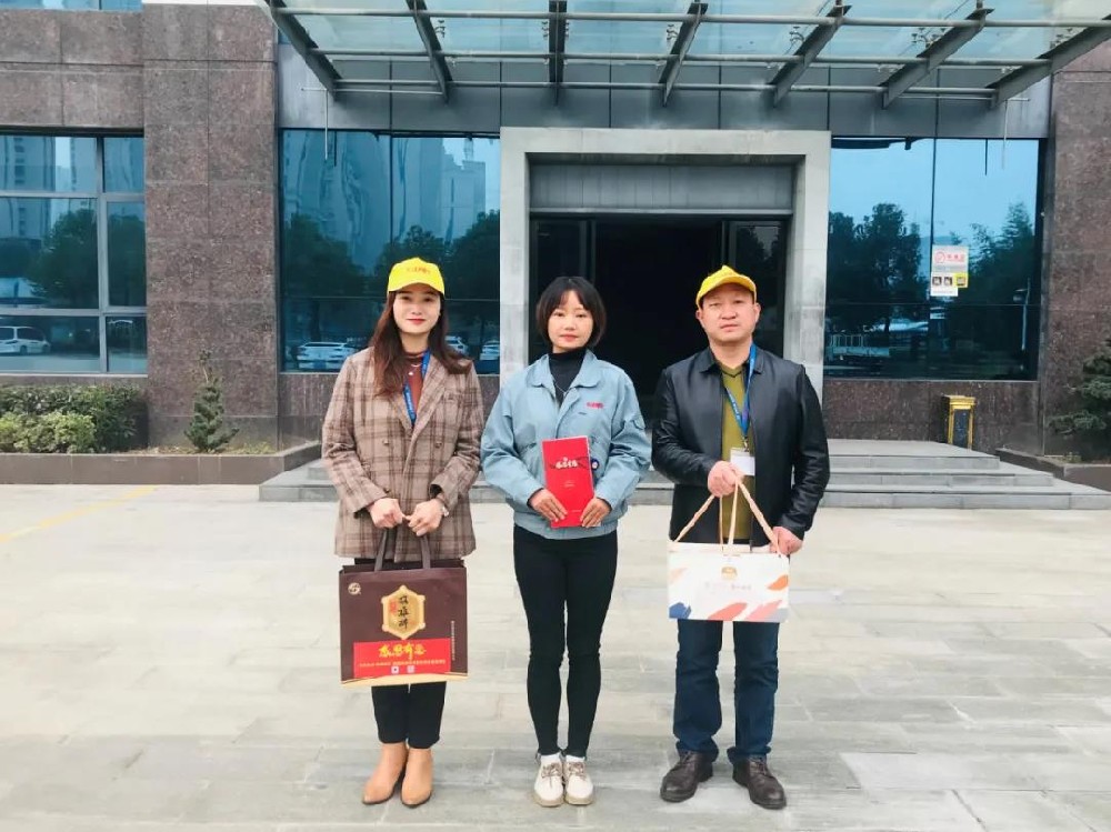 【雙雄醉贊助襄陽企業(yè)家暖心工程系列報(bào)道】中日龍（襄陽）機(jī)電技術(shù)開發(fā)黨支部書記胥艷，湖北嘉輻達(dá)節(jié)能科技董事長(zhǎng)楊輝收到多方生