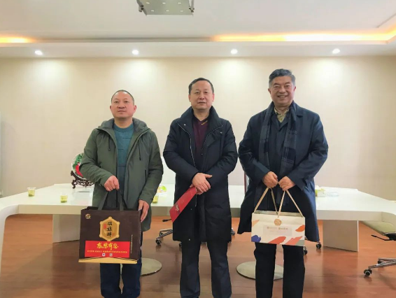 【雙雄醉贊助襄陽企業(yè)家暖心工程系列報(bào)道】湖北創(chuàng)業(yè)藥業(yè)有限公司總經(jīng)理謝華收到多方生日祝福！