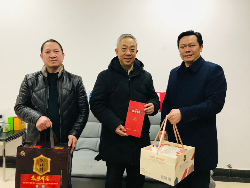 【雙雄醉贊助襄陽企業(yè)家暖心工程系列報(bào)道】鼓樓商場總經(jīng)理宋斌、湖北華電襄陽發(fā)電董事長汪家軍收到暖心祝福