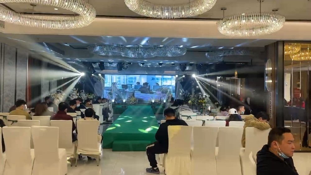 雙雄醉為婚禮秀添彩，追求時(shí)尚與健康的新人們?yōu)殡p雄醉健康酒點(diǎn)贊