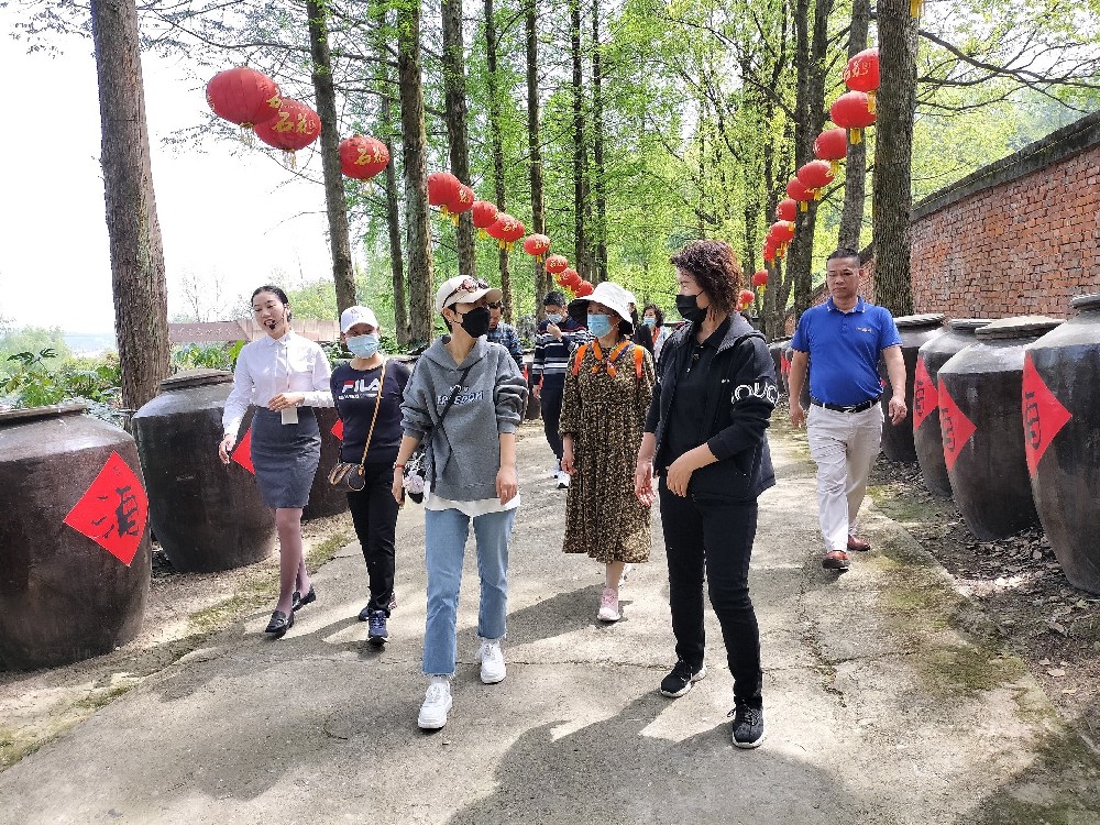 品雙雄醉，享藝術(shù)人生，襄陽市知名藝術(shù)家走進(jìn)石花雙雄醉