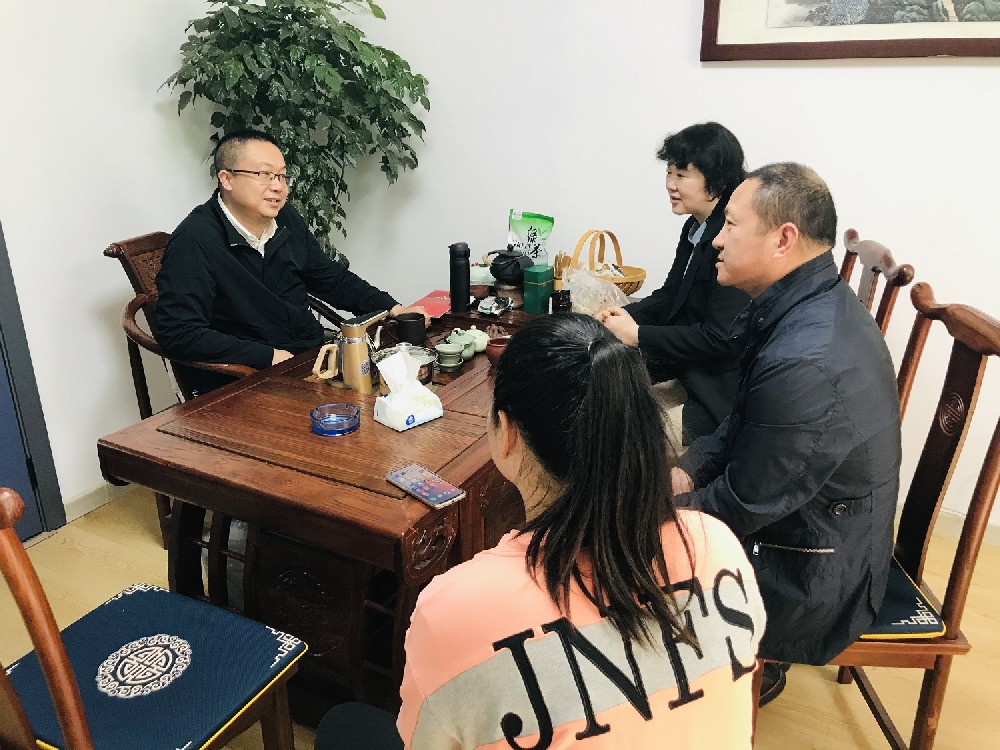 【雙雄醉贊助襄陽企業(yè)家暖心工程系列報(bào)道】天風(fēng)證券葉繼華總經(jīng)理、楚色傳媒楊勇總經(jīng)理、黃曉燕董事長、梅心樂董事長收到暖心生日