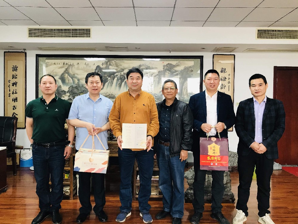 【雙雄醉贊助襄陽(yáng)企業(yè)家暖心工程系列報(bào)道】襄陽(yáng)市物流協(xié)會(huì)執(zhí)行會(huì)長(zhǎng)熊艷斌、元大糧油董事長(zhǎng)王龍?bào)w收到暖心生日祝福