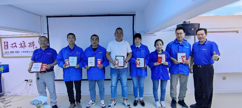 雙雄醉谷城區(qū)域銷售標兵施良軍：身體力行，做好榜樣的力量