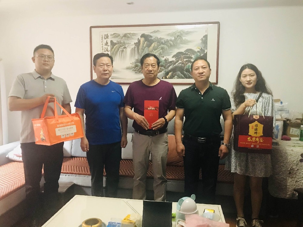 【雙雄醉贊助襄陽企業(yè)家暖心工程系列報(bào)道】航宇救生裝備董事長馬永勝、美年大健康總經(jīng)理岳勇、加盟合伙人龍大學(xué)、劉寶林收到暖心