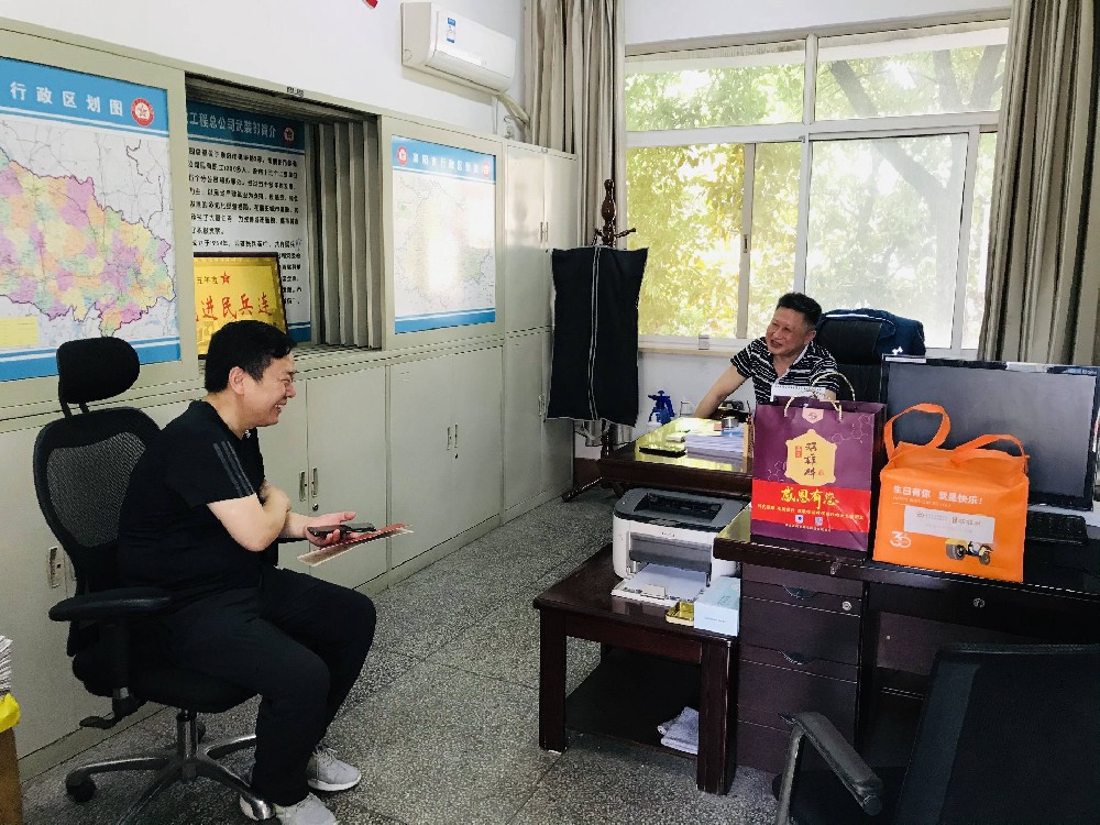 【雙雄醉贊助襄陽企業(yè)家暖心工程系列報道】龔志軍經(jīng)理、張華總經(jīng)理、胡艷書記、代理合伙人鄭道平收到暖心生日祝福