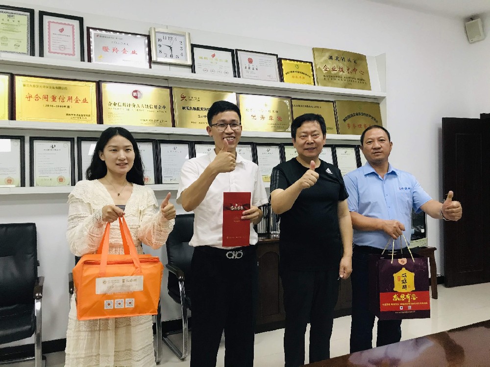 【雙雄醉贊助襄陽企業(yè)家暖心工程系列報(bào)道】張瑞副總經(jīng)理、黎柏康總經(jīng)理、吳厚富董事長、王建軍總經(jīng)理、聞賽琦總經(jīng)理收到多方生日