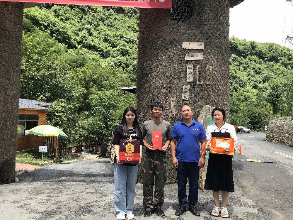 【雙雄醉贊助襄陽(yáng)企業(yè)家暖心工程系列報(bào)道】負(fù)責(zé)人張建武、董事長(zhǎng)梁曉軍、總經(jīng)理葉金明、總經(jīng)理陳佳收到暖心生日祝福