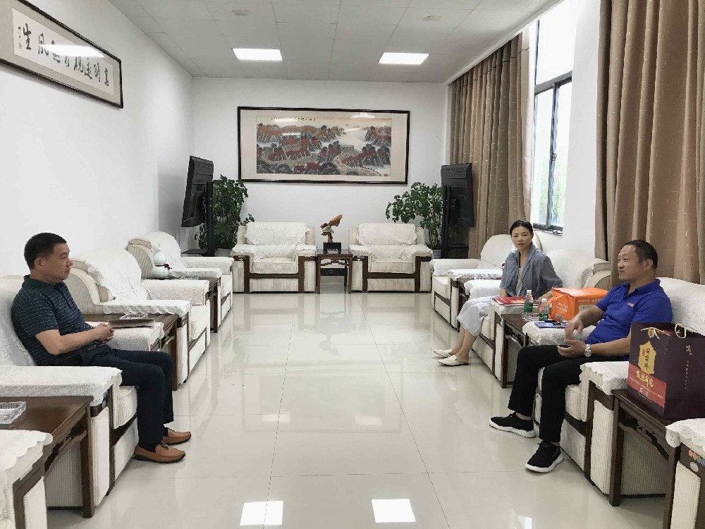 【雙雄醉贊助襄陽(yáng)企業(yè)家暖心工程系列報(bào)道】中盛電氣黨委書(shū)記陳善軍、湖北新日電動(dòng)車(chē)易必勇總經(jīng)理、食之味商貿(mào)曹莉董事長(zhǎng)收到暖心