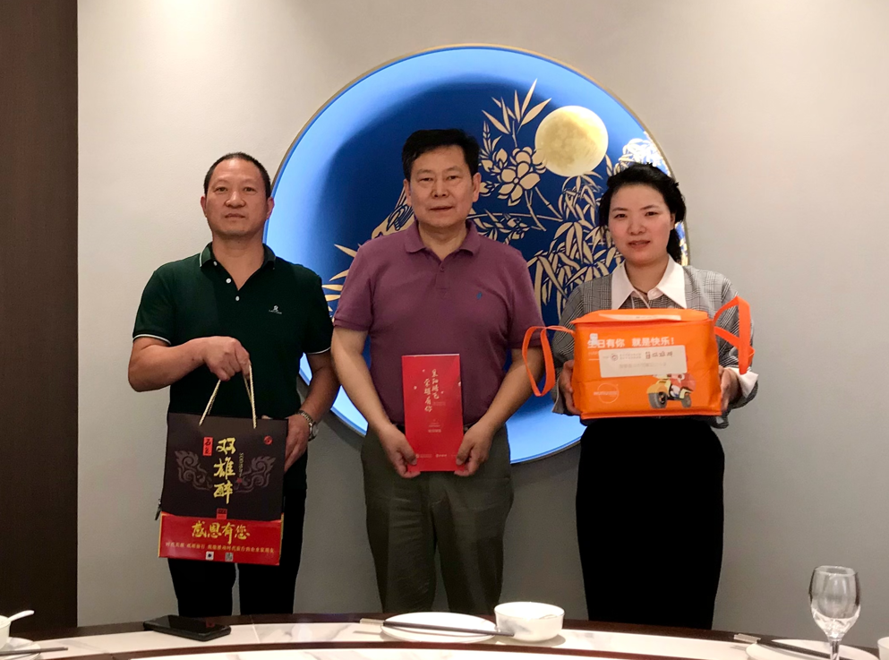 【雙雄醉贊助襄陽企業(yè)家暖心工程系列報道】企業(yè)家申文寶、沈勇剛、王安進等收到暖心生日祝福