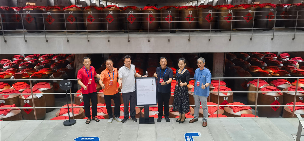 熱烈歡迎四川環(huán)龍工業(yè)集團領導蒞臨雙雄醉參觀指導