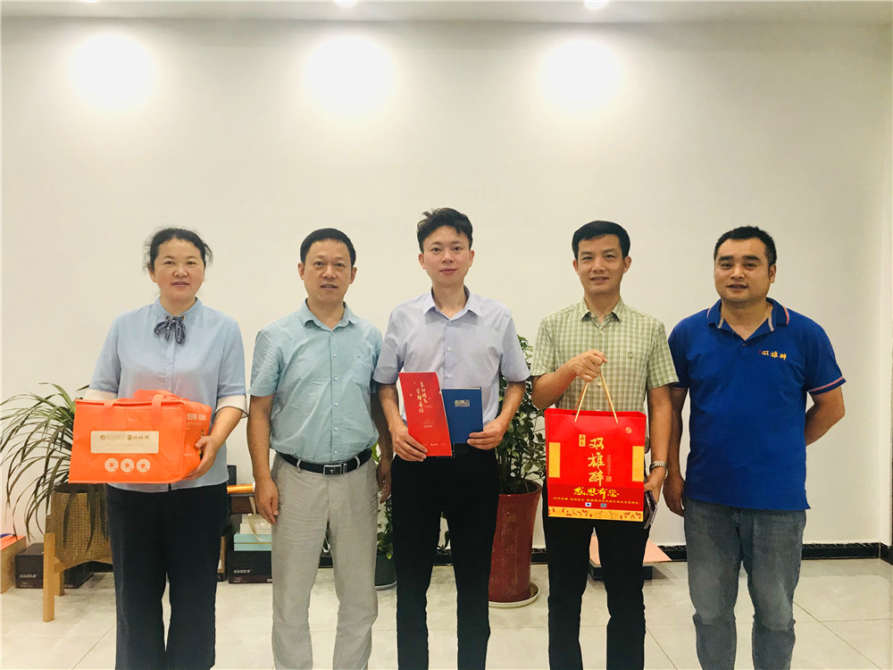 【雙雄醉贊助襄陽企業(yè)家暖心工程系列報(bào)道】襄樊富仕紡織服飾有限公司總經(jīng)理余水收到暖心生日祝福