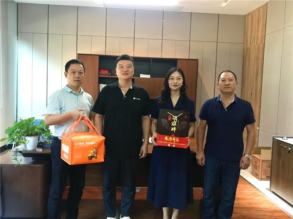 【雙雄醉贊助襄陽企業(yè)家暖心工程系列報(bào)道】湖北力生電纜有限公司總經(jīng)理沈勇剛、襄陽新金開泵業(yè)有限公司副總經(jīng)理王安進(jìn)等收到暖心