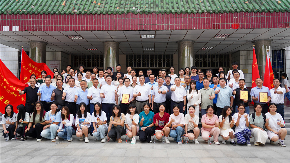 總經(jīng)理鄭書軍在襄陽市誠信建設(shè)“進社區(qū)、進企業(yè)、進學(xué)?！被顒訂觾x式上代表誠信企業(yè)發(fā)言