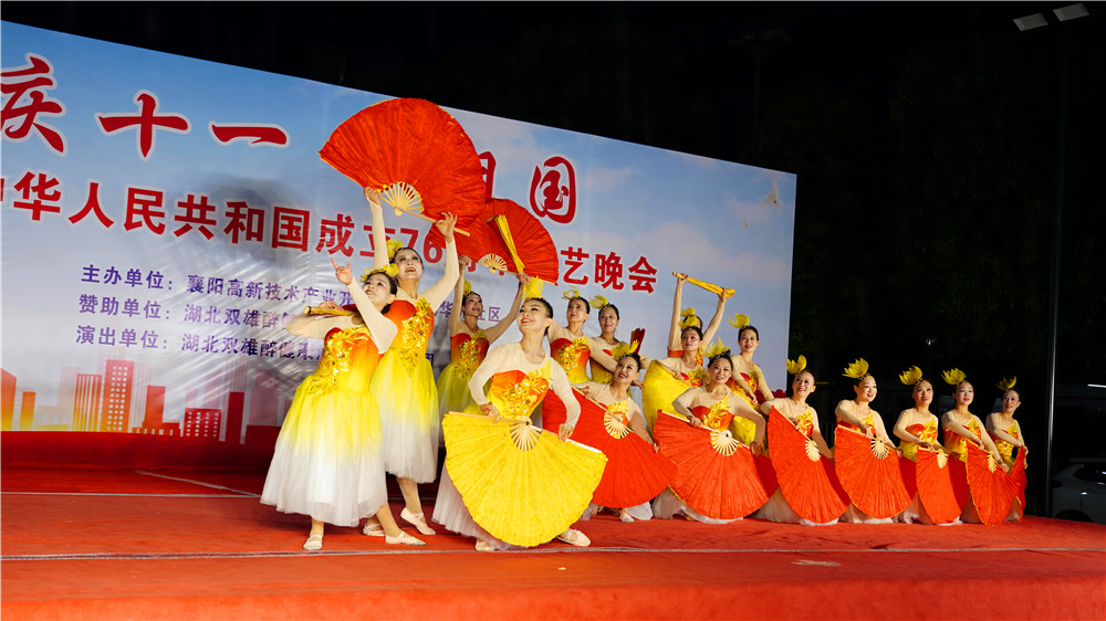 雙雄醉攜手華光社區(qū)雨中頌祖國(guó)