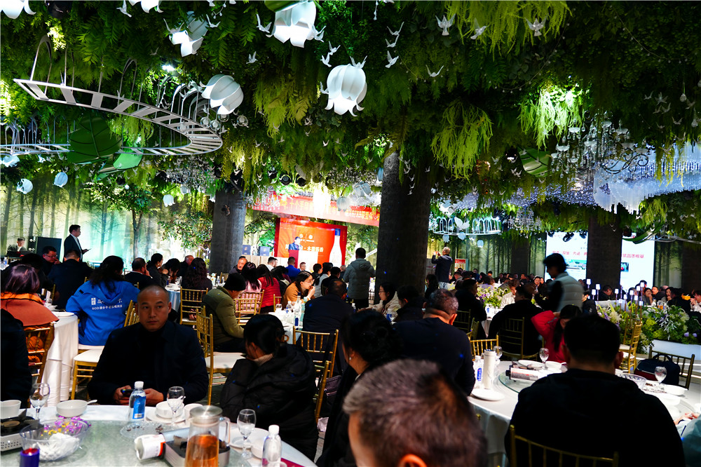 雙雄醉酒業(yè)高端簡(jiǎn)裝版醬酒“十個(gè)手印”閃亮上市新開(kāi)發(fā)產(chǎn)品“雄X6、雄X9”旺銷(xiāo)兩度斷貨