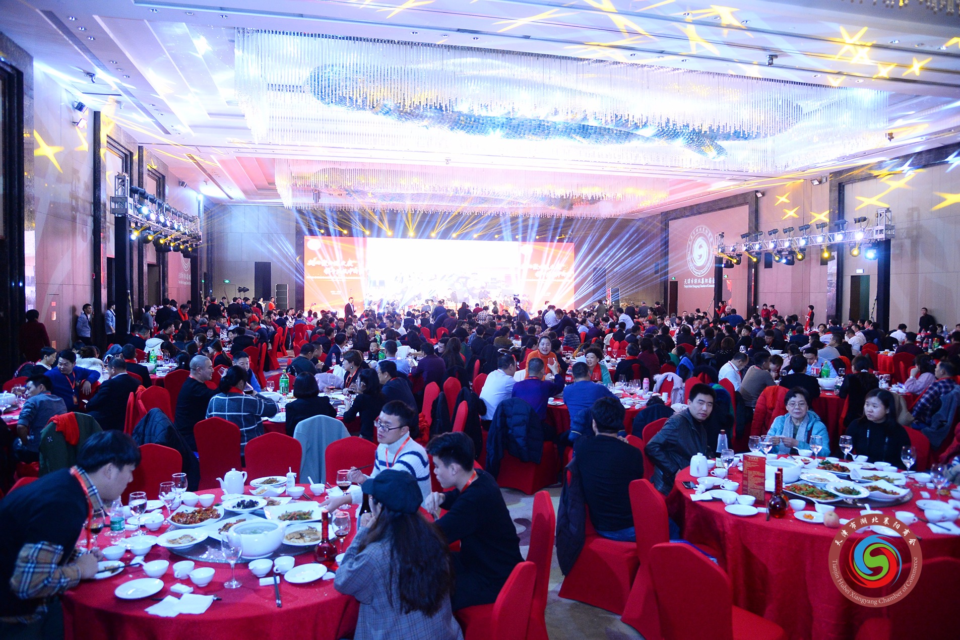 石花雙雄醉，共話津襄情，津襄合作交流峰會(huì)暨精準(zhǔn)扶貧慈善公益表彰頒獎(jiǎng)大會(huì)圓滿落幕