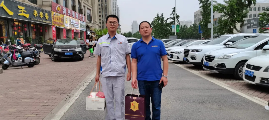 石花雙雄醉聯(lián)合襄陽(yáng)企業(yè)聯(lián)合會(huì)/企業(yè)家協(xié)會(huì)為三位過(guò)生日的襄陽(yáng)市優(yōu)秀企業(yè)家送蛋糕