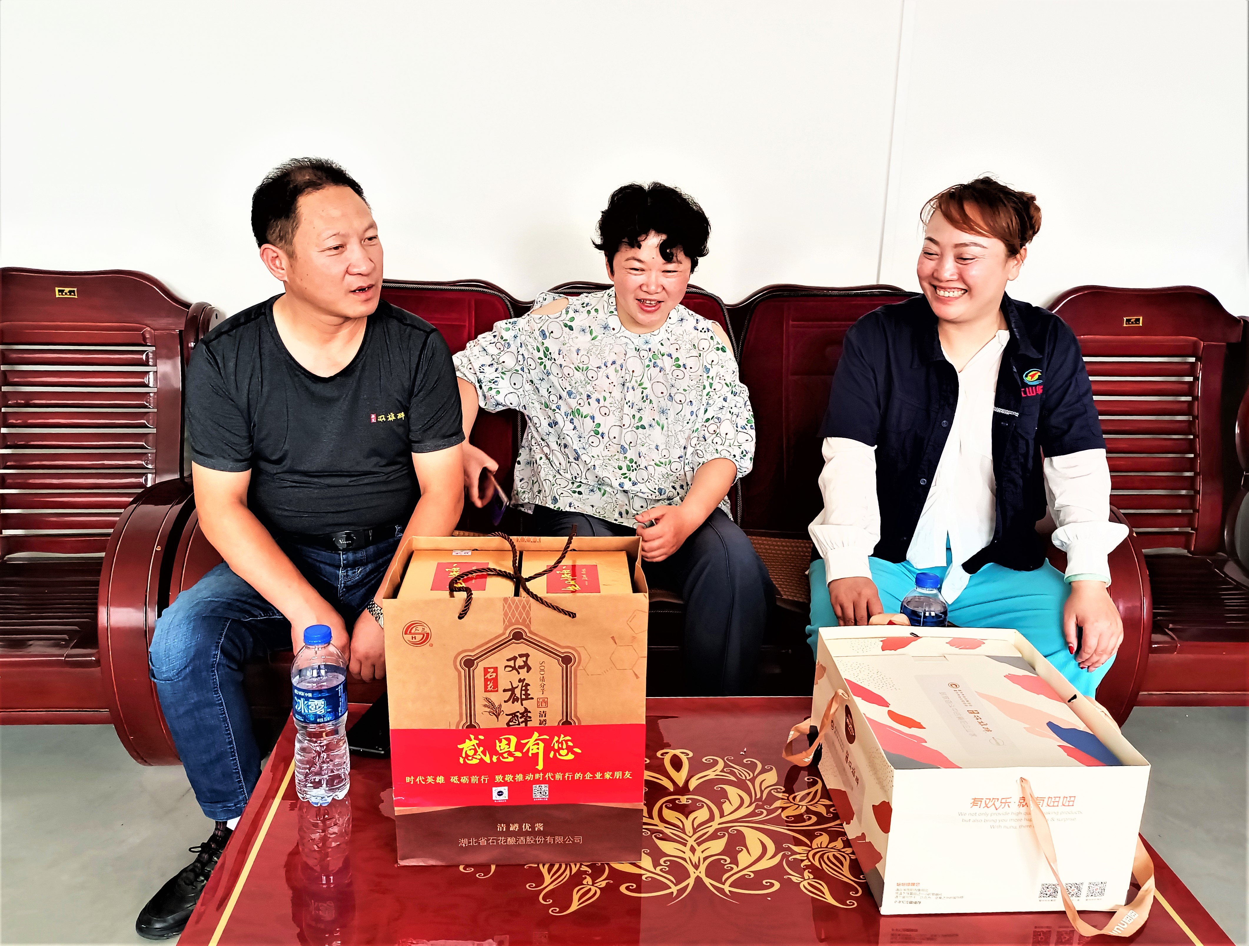 襄陽企聯(lián)攜手雙雄醉為江山華科數(shù)字設(shè)備科技總經(jīng)理劉基國、際華三五四二紡織黨委書記周詠友、金立豐農(nóng)業(yè)發(fā)展董事長雷玉紅送祝福