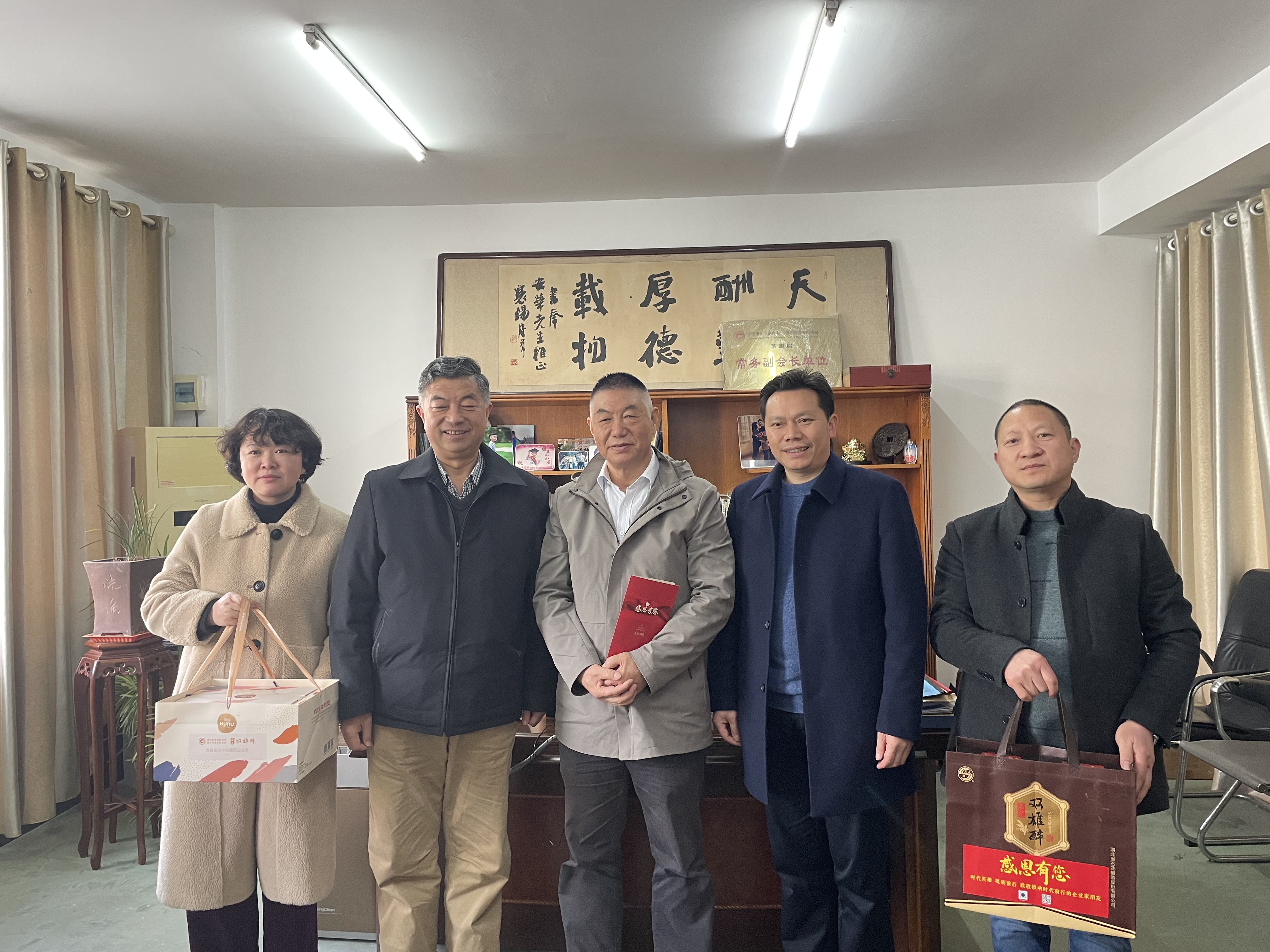 【雙雄醉贊助襄陽(yáng)企業(yè)家暖心工程系列報(bào)道】襄陽(yáng)海華光源有限公司董事長(zhǎng)馬安華、襄陽(yáng)魯花濃香花生油有限公司總經(jīng)理蓋紹君收到暖心