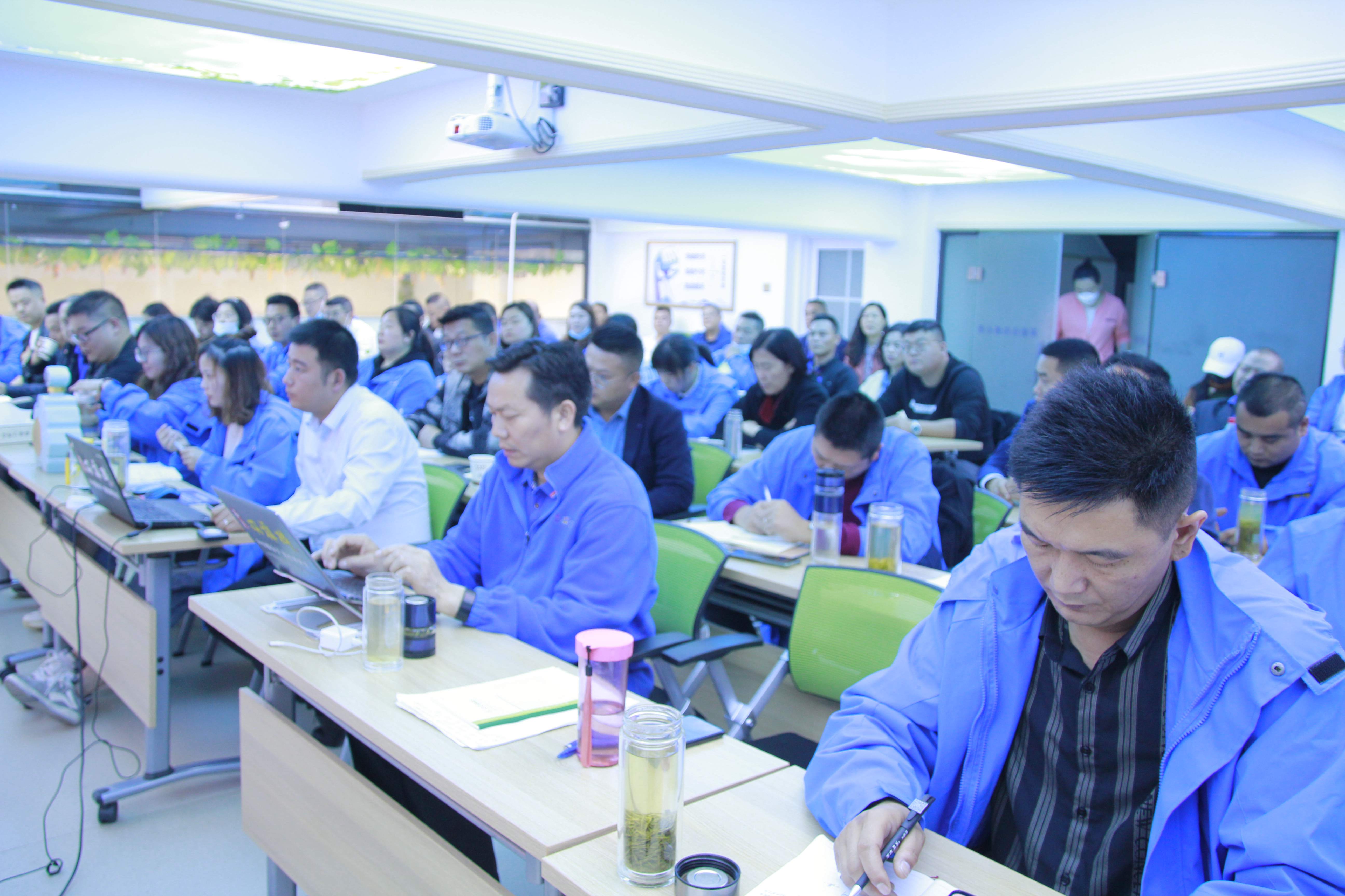 五一勞動(dòng)節(jié)，雙雄醉酒敬英雄，5月月會(huì)表彰優(yōu)秀集體和先進(jìn)個(gè)人