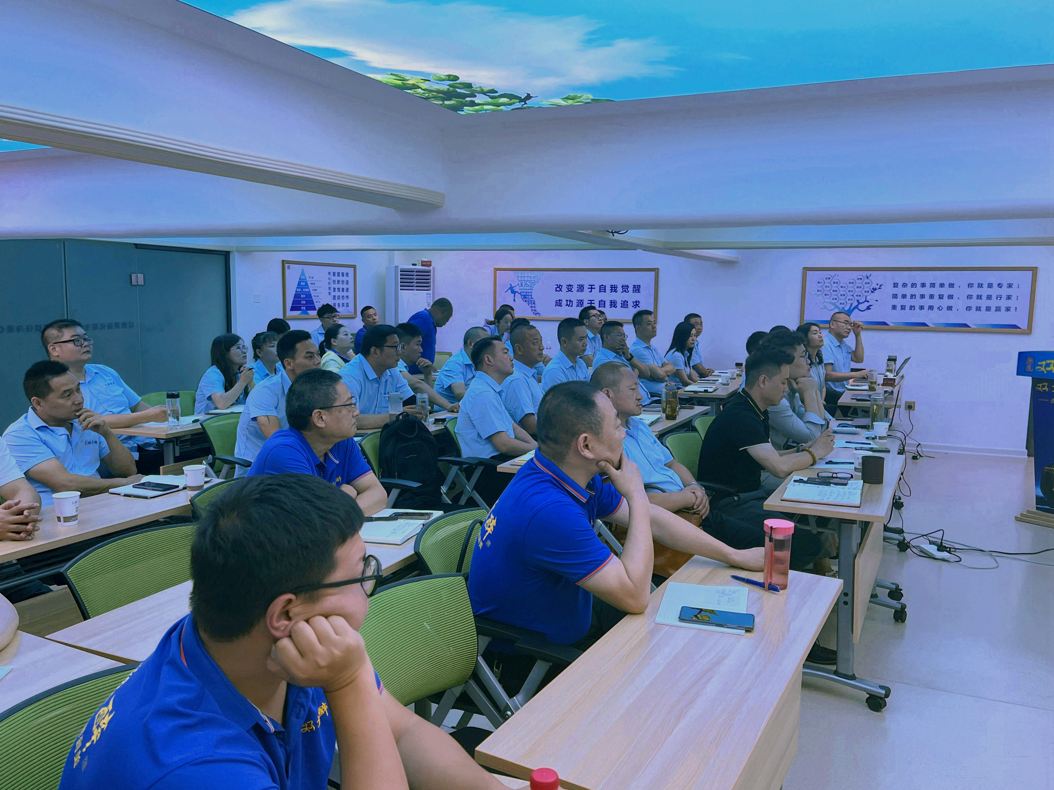 篤定信心、夯實(shí)基礎(chǔ)，石花雙雄醉召開7月營銷工作會(huì)議