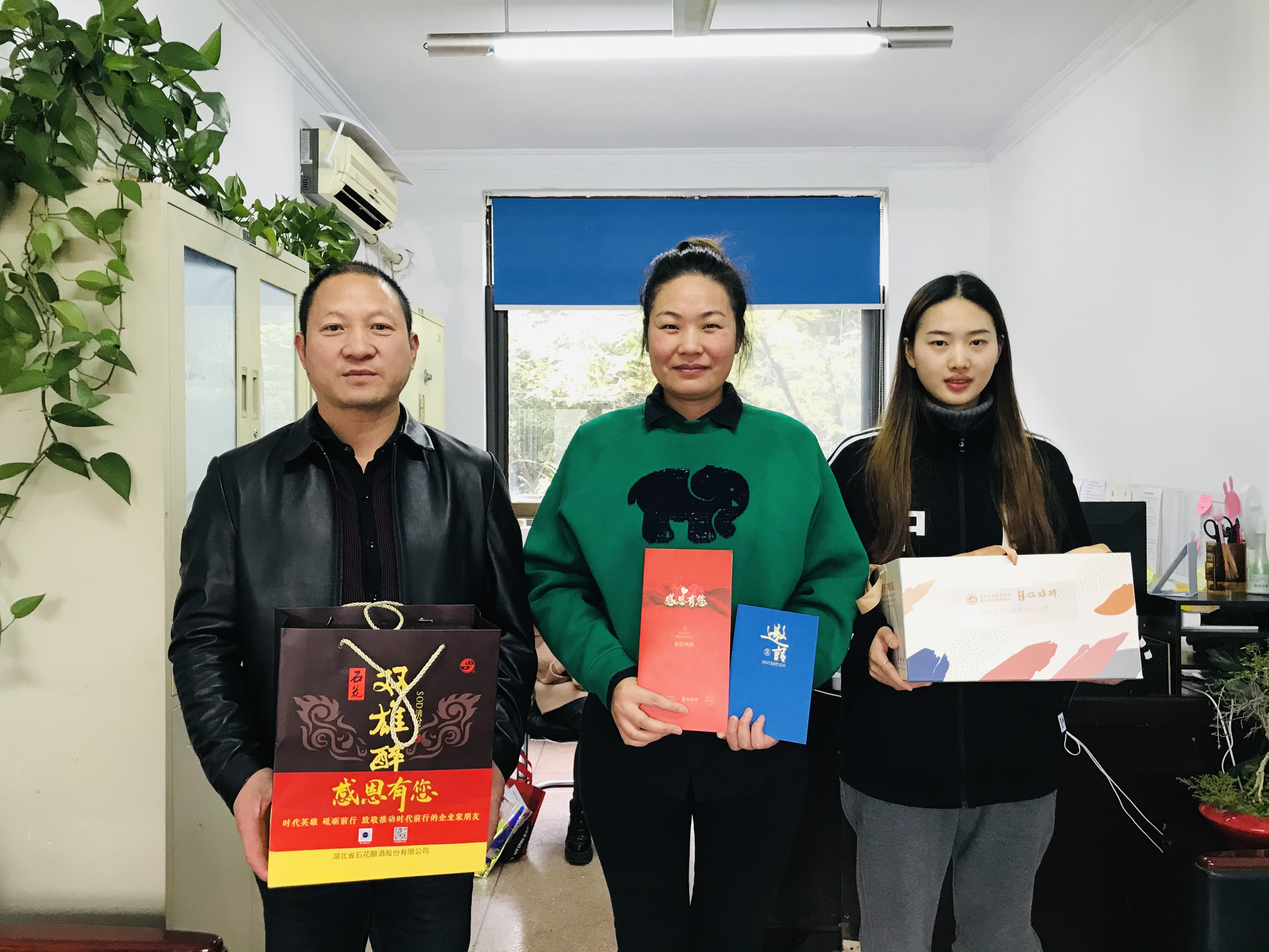 【雙雄醉贊助襄陽(yáng)企業(yè)家暖心工程系列報(bào)道】企業(yè)家顧勇、魏樂(lè)、郭成林、王華忠、謝遠(yuǎn)偉收到暖心生日祝福